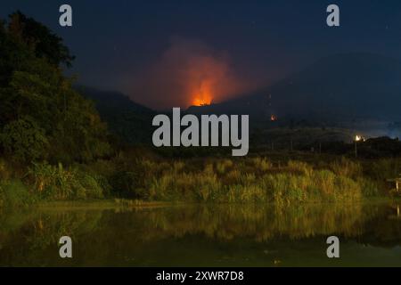 Garut, Giava Occidentale, Indonesia. 20 agosto 2024. Un incendio nella foresta che brucia vicino al Monte Guntur. L'incendio sta bruciando da ieri, 19 agosto 2024, sedici ettari di vegetazione bassa e foreste sono stati bruciati. (Credit Image: © Algi February Sugita/ZUMA Press Wire) SOLO PER USO EDITORIALE! Non per USO commerciale! Foto Stock