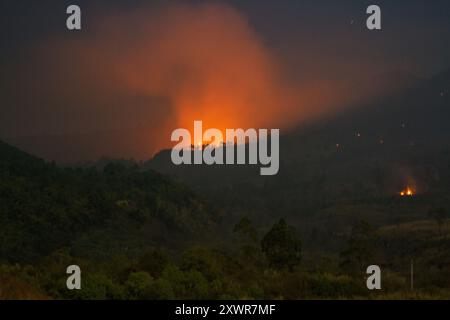 Garut, Giava Occidentale, Indonesia. 20 agosto 2024. Un incendio nella foresta che brucia vicino al Monte Guntur. L'incendio sta bruciando da ieri, 19 agosto 2024, sedici ettari di vegetazione bassa e foreste sono stati bruciati. (Credit Image: © Algi February Sugita/ZUMA Press Wire) SOLO PER USO EDITORIALE! Non per USO commerciale! Foto Stock