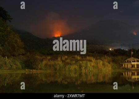 Garut, Giava Occidentale, Indonesia. 20 agosto 2024. Un incendio nella foresta che brucia vicino al Monte Guntur. L'incendio sta bruciando da ieri, 19 agosto 2024, sedici ettari di vegetazione bassa e foreste sono stati bruciati. (Credit Image: © Algi February Sugita/ZUMA Press Wire) SOLO PER USO EDITORIALE! Non per USO commerciale! Foto Stock