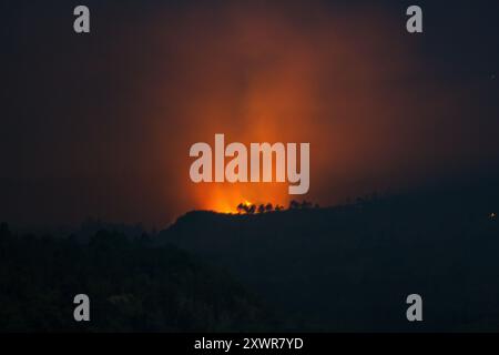 Garut, Giava Occidentale, Indonesia. 20 agosto 2024. Un incendio nella foresta che brucia vicino al Monte Guntur. L'incendio sta bruciando da ieri, 19 agosto 2024, sedici ettari di vegetazione bassa e foreste sono stati bruciati. (Credit Image: © Algi February Sugita/ZUMA Press Wire) SOLO PER USO EDITORIALE! Non per USO commerciale! Foto Stock