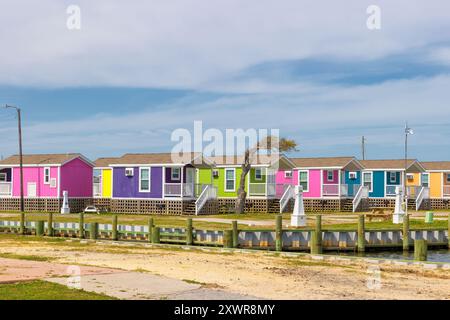 Piccole e colorate case in affitto nella città non incorporata di Buxton, North Carolina, a Outer Banks, Stati Uniti. Foto Stock