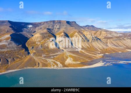 Vista aerea sulle montagne di Skansbukta nell'esterno Billefjorden / Billefjord, a sud-est di Dickson Land, Svalbard / Spitsbergen, Norvegia Foto Stock