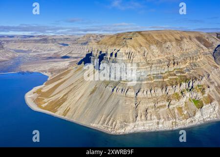 Vista aerea sulle montagne di Skansbukta nell'esterno Billefjorden / Billefjord, a sud-est di Dickson Land, Svalbard / Spitsbergen, Norvegia Foto Stock