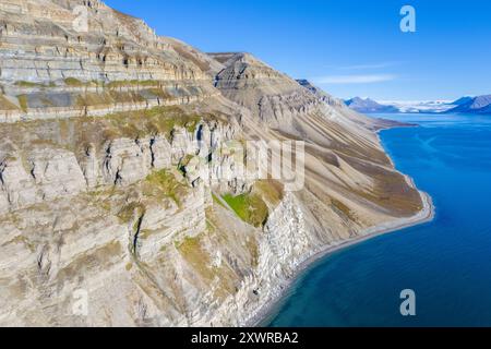 Vista aerea sulle montagne di Skansbukta nell'esterno Billefjorden / Billefjord, a sud-est di Dickson Land, Svalbard / Spitsbergen, Norvegia Foto Stock