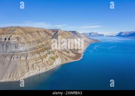 Vista aerea sulle montagne di Skansbukta nell'esterno Billefjorden / Billefjord, a sud-est di Dickson Land, Svalbard / Spitsbergen, Norvegia Foto Stock