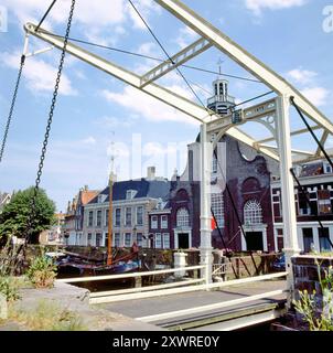 Una vista su una parte della storica Delfshaven, situata nel centro della città di Rotterdam, Zuid Holland, Paesi Bassi. Sul ponte levatoio, lo strato di ar Foto Stock