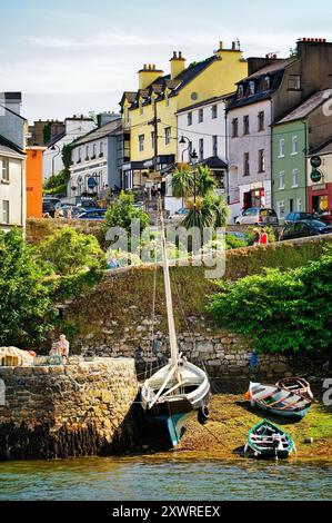 Connemara, Contea di Galway. Il pittoresco villaggio di pescatori di Roundstone sul lato ovest della baia di Bertraghboy Foto Stock