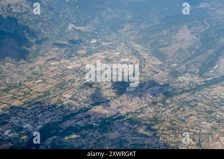 Panorama aereo panoramico della città, da un aeroplano, con la storica cittadina di Sulmona, girato da ovest con la luce estiva, Appennini, l'Aquila, Abr Foto Stock