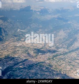 Panorama aereo panoramico della città, da un aereo da aliante, con la storica cittadina di Sulmona, girato da nord-ovest con la luce brillante dell'estate, Appennini, l'Aquil Foto Stock