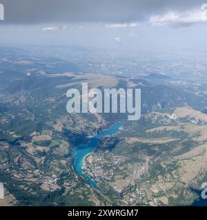 Paesaggio aereo, da un aliante, con lago di Fiastra in verde campagna collinare, girato da sud con la luce estiva, Appennini, Macerata, Marc Foto Stock