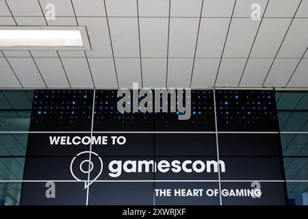 DAS Logo der Gamescom im Eingangsbereich der Gamescom 2024 a Köln. Morgen eröffnet Europas führende Messe für digitales Gaming a Köln ihre Tore. Erstmals werden über 1400 Aussteller zu der Video- und Computerspielmesse erwartet. Themenbild, Symbolbild Köln, 20.08.2024 NRW Deutschland *** il logo Gamescom nell'area di ingresso del Gamescom 2024 di Colonia la fiera leader in Europa per il gioco digitale apre le porte a Colonia domani per la prima volta, oltre 1.400 espositori sono attesi alla fiera dei videogiochi e dei videogiochi Theme image, Symbolic image Cologne, 20 08 2024 NRW Germany Co Foto Stock