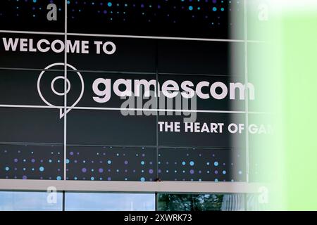 DAS Logo der Gamescom im Eingangsbereich der Gamescom 2024 a Köln. Morgen eröffnet Europas führende Messe für digitales Gaming a Köln ihre Tore. Erstmals werden über 1400 Aussteller zu der Video- und Computerspielmesse erwartet. Themenbild, Symbolbild Köln, 20.08.2024 NRW Deutschland *** il logo Gamescom nell'area di ingresso del Gamescom 2024 di Colonia la fiera leader in Europa per il gioco digitale apre le porte a Colonia domani per la prima volta, oltre 1.400 espositori sono attesi alla fiera dei videogiochi e dei videogiochi Theme image, Symbolic image Cologne, 20 08 2024 NRW Germany Co Foto Stock