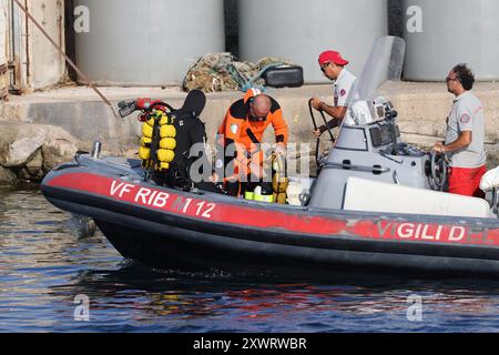 I sommozzatori dei vigili del fuoco al lavoro sono riusciti ad aprire un varco nella barca affondata, la visibilità è buona, ma rimangono complesse le operazioni di recupero di eventuali cadaveri del veliero affondato bavarese a porticello Santa Flavia (Palermo), Italia - Cronaca - 20 agosto 2024 (foto di Alberto lo bianco/LaPresse) i sommozzatori al lavoro sono riusciti a sfondare la barca affondata, la visibilità è buona, ma operazioni di recupero dei corpi dal veliero bavarese affondato a Porticello Santa Flavia (Palermo), Italia - News - 20 agosto 2024 credito: LaPresse/Alamy Live News Foto Stock