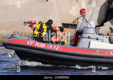 I sommozzatori dei vigili del fuoco al lavoro sono riusciti ad aprire un varco nella barca affondata, la visibilità è buona, ma rimangono complesse le operazioni di recupero di eventuali cadaveri del veliero affondato bavarese a porticello Santa Flavia (Palermo), Italia - Cronaca - 20 agosto 2024 (foto di Alberto lo bianco/LaPresse) i sommozzatori al lavoro sono riusciti a sfondare la barca affondata, la visibilità è buona, ma operazioni di recupero dei corpi dal veliero bavarese affondato a Porticello Santa Flavia (Palermo), Italia - News - 20 agosto 2024 credito: LaPresse/Alamy Live News Foto Stock