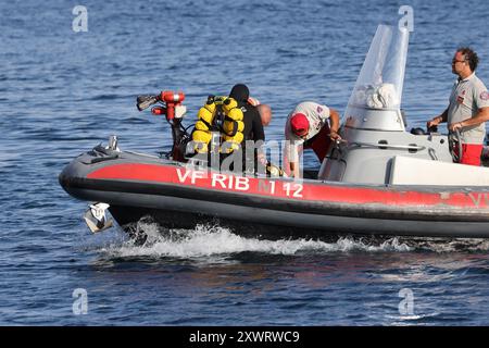 I sommozzatori dei vigili del fuoco al lavoro sono riusciti ad aprire un varco nella barca affondata, la visibilità è buona, ma rimangono complesse le operazioni di recupero di eventuali cadaveri del veliero affondato bavarese a porticello Santa Flavia (Palermo), Italia - Cronaca - 20 agosto 2024 (foto di Alberto lo bianco/LaPresse) i sommozzatori al lavoro sono riusciti a sfondare la barca affondata, la visibilità è buona, ma operazioni di recupero dei corpi dal veliero bavarese affondato a Porticello Santa Flavia (Palermo), Italia - News - 20 agosto 2024 credito: LaPresse/Alamy Live News Foto Stock