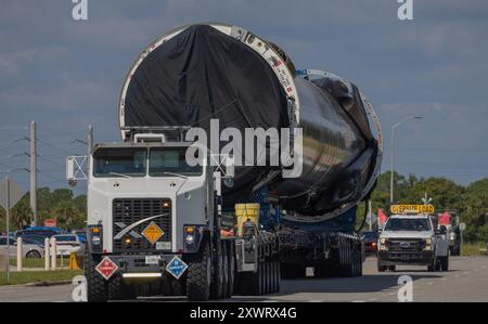 Kennedy Space Center, Stati Uniti. 20 agosto 2024. Il 20 agosto a metà mattina, il cavallo da lavoro SpaceX Falcon 9 di Elon Musk e il booster di comando della flotta B-1062 vengono trasportati di fronte al VAB alla loro rampa di lancio. perché sono 23 voli nello spazio. Kennedy Space Center, Brevard County, Florida USA. (Foto di Scott Schilke/Sipa USA) credito: SIPA USA/Alamy Live News Foto Stock