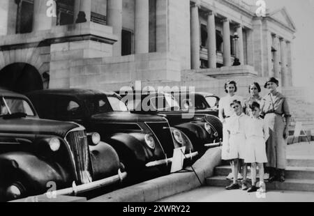 Tre donne e due giovani ragazzi stanno di fronte allo stadio di Little Rock, Arkansas, nel 1938. Foto Stock