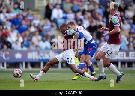 Jayden Wareham di Reading segna il primo gol della squadra durante il Bristol Street Motors Trophy, la partita Southern Group H al Select Car leasing Stadium di Reading. Data foto: Martedì 20 agosto 2024. Foto Stock