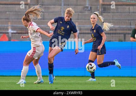 Unterhaching, Germania. 20 agosto 2024. Weronika Zawistowska, FCB Damen 24 competono per il pallone, tackle, duello, colpo di testa, zweikampf, azione, lotta contro Paulina Krumbiegel, JUVE donne 27 Alisha Lehmann, JUVE donne 7 nella partita di calcio femminile FC BAYERN Muenchen - JUVENTUS TORINO il 20 agosto 2024 a Monaco, Germania. Stagione 2024/2025, 1.Bundesliga, FCB, Monaco, Google Pixel, Frauen Bundesliga giorno di partita x, x.. Spieltag Photographer: ddp Images/STAR-Images Credit: ddp media GmbH/Alamy Live News Foto Stock