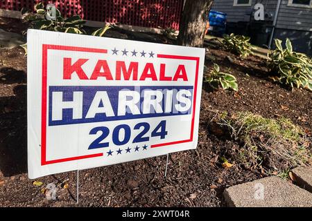 Providence, Stati Uniti. 11 agosto 2024. Un cartello della campagna Kamala Harris 2024 è apposto nel cortile di una casa a Providence, Rhode Island, l'11 agosto 2024. Il 21 luglio 2024, il vicepresidente Kamala Harris ha annunciato che avrebbe cercato la nomina del Partito Democratico dopo che il presidente Biden ha detto che si sarebbe ritirato dalla corsa. (Foto di Samuel Rigelhaupt/Sipa USA) credito: SIPA USA/Alamy Live News Foto Stock