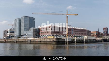 Amburgo, Germania. 20 agosto 2024. Vista da Baakenhöft attraverso il Norderelbe fino al cantiere del Westfield Hamburg-Überseequartier. L'apertura, originariamente prevista per aprile, è stata posticipata al 17 ottobre a causa di danni causati dall'acqua. Credito: Markus Scholz/dpa/Alamy Live News Foto Stock