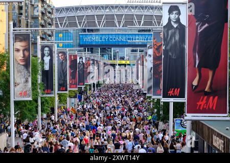 Londra, Regno Unito, 20 agosto 2024. I fan di Taylor Swift arrivano per l'ultimo concerto della cantante americana a Londra al Wembley Stadium. La cantante riprende il suo Eras Tour in Nord America nel mese di novembre. Credito: Fotografia dell'undicesima ora/Alamy Live News Foto Stock