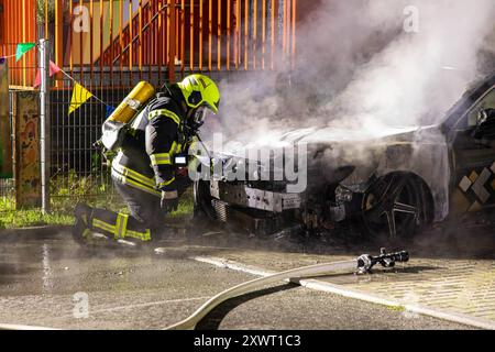 240820PKWBrand News ID: EN 2024-08-20 Erneut PKW in Flammen Feuerwehreinsatz an Kindergarten Zwönitz. In der Nacht zum Dienstag Hat in der Stadt erneut ein PKW gebrannt. Gegen 22:50 Uhr wurden Anwohner auf einen brennenden Opel an einem Kindergarten in der Lessingstraße aufmerksam und verständigten die Feuerwehr. Wie Lars Seitenglanz, Einsatzleiter der Stadtfeuerwehr Zwönitz berichtet, stand der Wagen bei Ankunft der Kameraden im Motorbereich a Vollbrand. Da der brennende PKW an einem Gebäude geparkt War und somit eine Ausbreitungsgefahr bestand, wurden neben der Feuerwehr Zwönitz, auch die F. Foto Stock