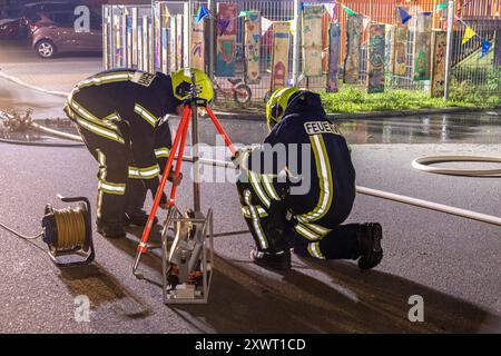 240820PKWBrand News ID: EN 2024-08-20 Erneut PKW in Flammen Feuerwehreinsatz an Kindergarten Zwönitz. In der Nacht zum Dienstag Hat in der Stadt erneut ein PKW gebrannt. Gegen 22:50 Uhr wurden Anwohner auf einen brennenden Opel an einem Kindergarten in der Lessingstraße aufmerksam und verständigten die Feuerwehr. Wie Lars Seitenglanz, Einsatzleiter der Stadtfeuerwehr Zwönitz berichtet, stand der Wagen bei Ankunft der Kameraden im Motorbereich a Vollbrand. Da der brennende PKW an einem Gebäude geparkt War und somit eine Ausbreitungsgefahr bestand, wurden neben der Feuerwehr Zwönitz, auch die F. Foto Stock