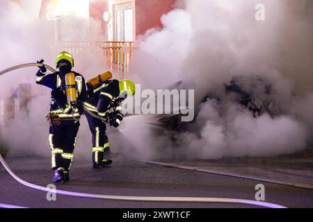 240820PKWBrand News ID: EN 2024-08-20 Erneut PKW in Flammen Feuerwehreinsatz an Kindergarten Zwönitz. In der Nacht zum Dienstag Hat in der Stadt erneut ein PKW gebrannt. Gegen 22:50 Uhr wurden Anwohner auf einen brennenden Opel an einem Kindergarten in der Lessingstraße aufmerksam und verständigten die Feuerwehr. Wie Lars Seitenglanz, Einsatzleiter der Stadtfeuerwehr Zwönitz berichtet, stand der Wagen bei Ankunft der Kameraden im Motorbereich a Vollbrand. Da der brennende PKW an einem Gebäude geparkt War und somit eine Ausbreitungsgefahr bestand, wurden neben der Feuerwehr Zwönitz, auch die F. Foto Stock