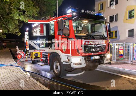 240820PKWBrand News ID: EN 2024-08-20 Erneut PKW in Flammen Feuerwehreinsatz an Kindergarten Zwönitz. In der Nacht zum Dienstag Hat in der Stadt erneut ein PKW gebrannt. Gegen 22:50 Uhr wurden Anwohner auf einen brennenden Opel an einem Kindergarten in der Lessingstraße aufmerksam und verständigten die Feuerwehr. Wie Lars Seitenglanz, Einsatzleiter der Stadtfeuerwehr Zwönitz berichtet, stand der Wagen bei Ankunft der Kameraden im Motorbereich a Vollbrand. Da der brennende PKW an einem Gebäude geparkt War und somit eine Ausbreitungsgefahr bestand, wurden neben der Feuerwehr Zwönitz, auch die F. Foto Stock