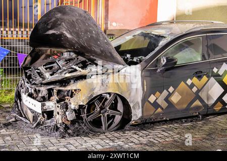 240820PKWBrand News ID: EN 2024-08-20 Erneut PKW in Flammen Feuerwehreinsatz an Kindergarten Zwönitz. In der Nacht zum Dienstag Hat in der Stadt erneut ein PKW gebrannt. Gegen 22:50 Uhr wurden Anwohner auf einen brennenden Opel an einem Kindergarten in der Lessingstraße aufmerksam und verständigten die Feuerwehr. Wie Lars Seitenglanz, Einsatzleiter der Stadtfeuerwehr Zwönitz berichtet, stand der Wagen bei Ankunft der Kameraden im Motorbereich a Vollbrand. Da der brennende PKW an einem Gebäude geparkt War und somit eine Ausbreitungsgefahr bestand, wurden neben der Feuerwehr Zwönitz, auch die F. Foto Stock