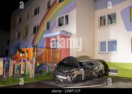 240820PKWBrand News ID: EN 2024-08-20 Erneut PKW in Flammen Feuerwehreinsatz an Kindergarten Zwönitz. In der Nacht zum Dienstag Hat in der Stadt erneut ein PKW gebrannt. Gegen 22:50 Uhr wurden Anwohner auf einen brennenden Opel an einem Kindergarten in der Lessingstraße aufmerksam und verständigten die Feuerwehr. Wie Lars Seitenglanz, Einsatzleiter der Stadtfeuerwehr Zwönitz berichtet, stand der Wagen bei Ankunft der Kameraden im Motorbereich a Vollbrand. Da der brennende PKW an einem Gebäude geparkt War und somit eine Ausbreitungsgefahr bestand, wurden neben der Feuerwehr Zwönitz, auch die F. Foto Stock