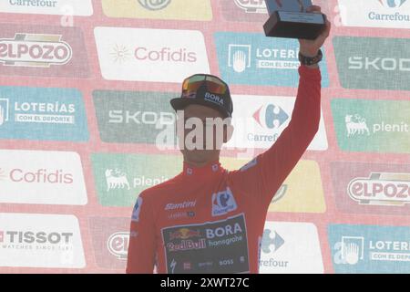 Primoz Roglic vince il palco e prende la maglia rossa con la celebrazione del telemark al soleggiato pico de valluercas Vuelta 2024 Foto Stock