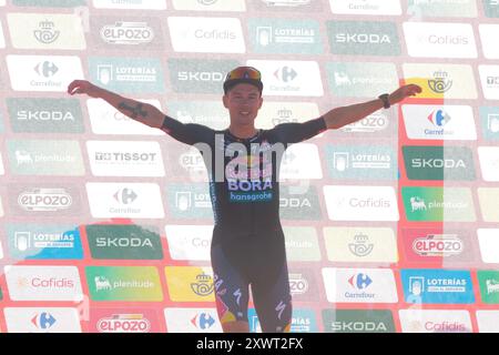 Primoz Roglic vince il palco e prende la maglia rossa con la celebrazione del telemark al soleggiato pico de valluercas Vuelta 2024 Foto Stock