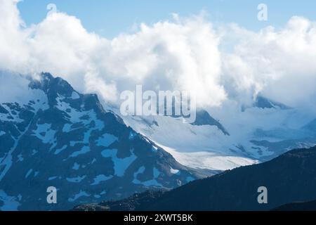 splendido paesaggio montuoso, catena montuosa tra nuvole Foto Stock