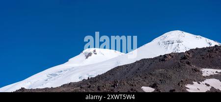 Vetta innevata, vista sulla doppia cima del monte Elbrus Foto Stock