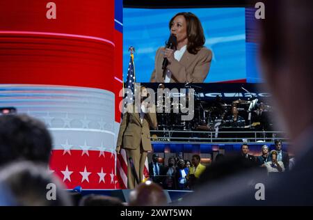 Chicago, Illinois, Stati Uniti. 19 agosto 2024. Candidato presenziale e vicepresidente, Kamala Harris fa un'apparizione a sorpresa nel mezzo della prima notte della convention del DNC allo United Center di Chicago. (Immagine di credito: © Laura Brett/ZUMA Press Wire) SOLO PER USO EDITORIALE! Non per USO commerciale! Foto Stock