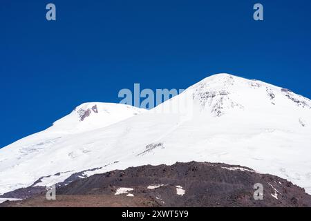 Vetta innevata, vista sulla doppia cima del monte Elbrus Foto Stock