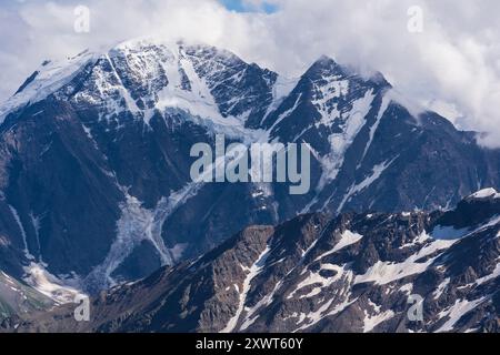 Paesaggio montano, vista del Monte Donguzorun tra le nuvole Foto Stock