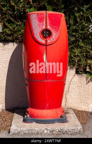 Idrante del fuoco in strada francese. Idrante rosso a triplo fuoco per strada, primo piano profil. Foto Stock