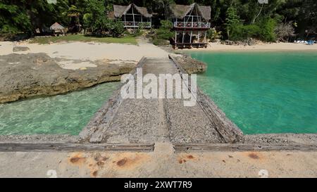 627 ristorante locale sulla spiaggia in legno con tetto di paglia sulla spiaggia di sabbia di Cayo Saetia Cay sulla riva occidentale con vista sull'ingresso della Baia di Bahia Nipe. Mayari-Cuba. Foto Stock