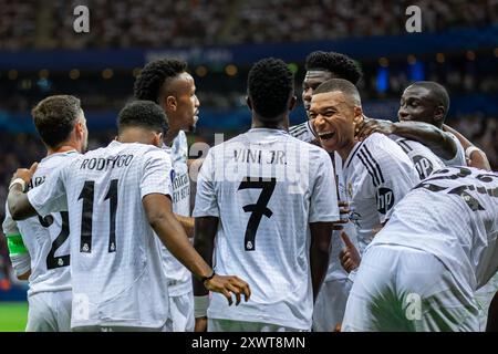 Varsavia, Polonia. 14 agosto 2024. Rodrygo Silva de Goes (L), Vinicius Junior (C), Kylian Mbappe (R) del Real celebrano un gol durante la finale della Supercoppa UEFA 2024 tra il Real Madrid e l'Atalanta BC allo stadio PGE Narodowy di Varsavia. Punteggio finale; Real Madrid 2:0. Atalanta BC. (Foto di Mikolaj Barbanell/SOPA Images/Sipa USA) credito: SIPA USA/Alamy Live News Foto Stock