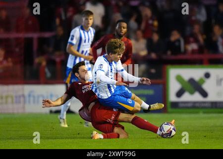 Jack Roles di Crawley Town (a sinistra) affronta Harry Howell di Brighton & Hove Albion durante il Bristol Street Motors Trophy, il Southern Group B Match al Broadfield Stadium di Crawley. Data foto: Martedì 20 agosto 2024. Foto Stock