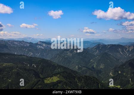 Una vista mozzafiato dalla cima dello Schneeberg, Austria, che mostra le vicine catene montuose. Il paesaggio è caratterizzato da picchi aspri Foto Stock