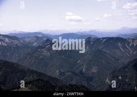 Una vista mozzafiato dalla cima dello Schneeberg, Austria, che mostra le vicine catene montuose. Il paesaggio è caratterizzato da picchi aspri Foto Stock