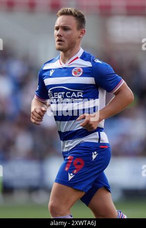 Reading's Jayden Wareham durante il Bristol Street Motors Trophy, la partita Southern Group H al Select Car leasing Stadium di Reading. Data foto: Martedì 20 agosto 2024. Foto Stock