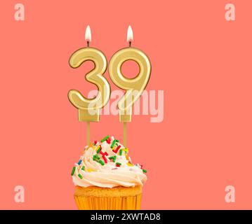 Compleanno numero 39 - candela dorata con cupcake Foto Stock