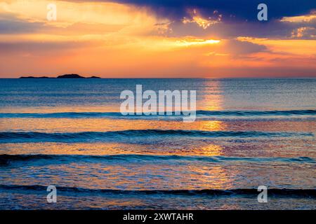 Tramonto sul mare a Whitesands Bay vicino a St Davids nel Pembrokeshire, Galles Foto Stock