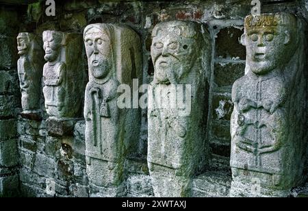 Sculture monastiche cristiane celtiche di santi monaci a White Island, Lower Lough Erne, vicino a Enniskillen, Co. Fermanagh, dati dell'Irlanda Foto Stock