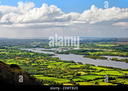 Lower Lough Erne dalle scogliere di Magho guardando verso ovest sulla contea di Fermanagh vicino a Beleek Enniskillen verso Donegal Bay. Irlanda Foto Stock